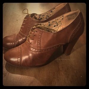 Vintage-y brown oxford heels